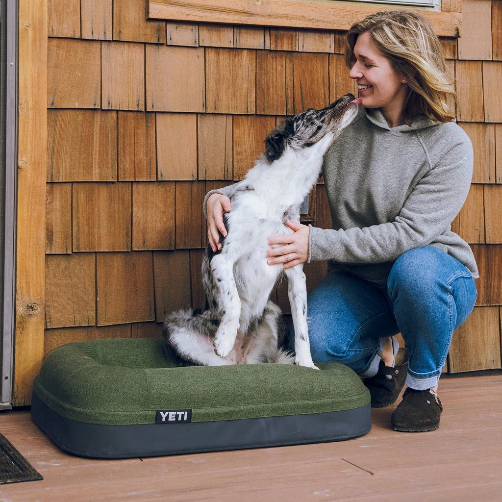 YETI® Boomer Hundebett Small - Olive