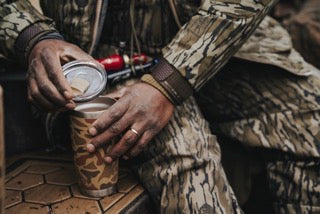 YETI® Becher Rambler 20 Oz - Wetlands Camo