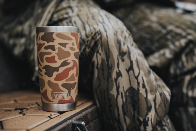 YETI® Becher Rambler 20 Oz - Wetlands Camo
